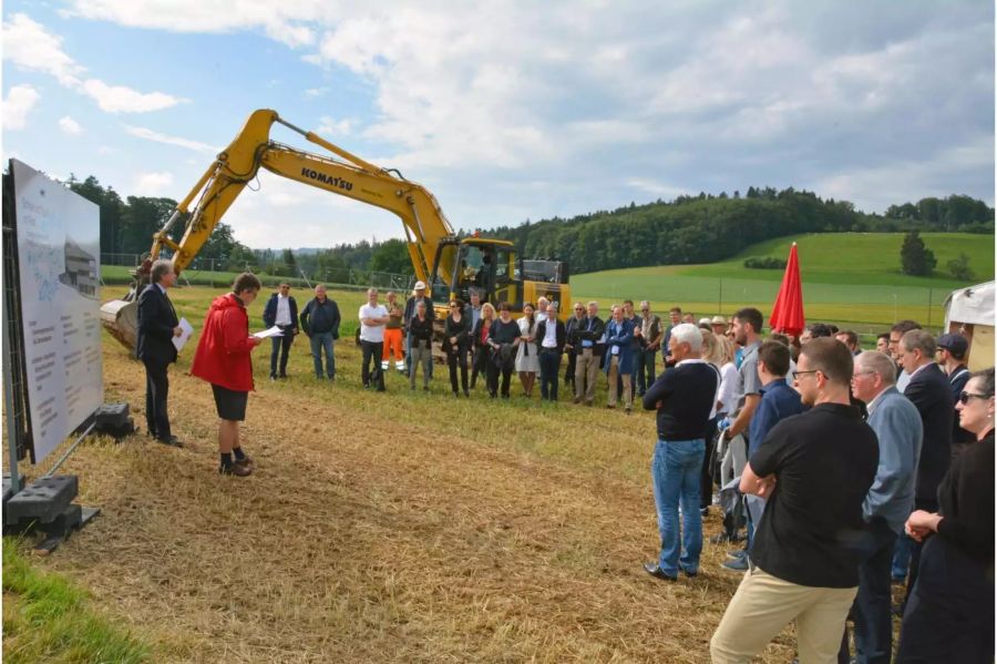 Spatenstich für Schule und Sport im Ried, Niederwangen. Thomas Brönnimann (Gemeinderat, Vorsteher Direktion Sicherheit und Liegenschaften) und Hans-Peter Kohler (Gemeinderat, Vorsteher Direktion Bildung und Soziales) halten die Eröffnungsrede.