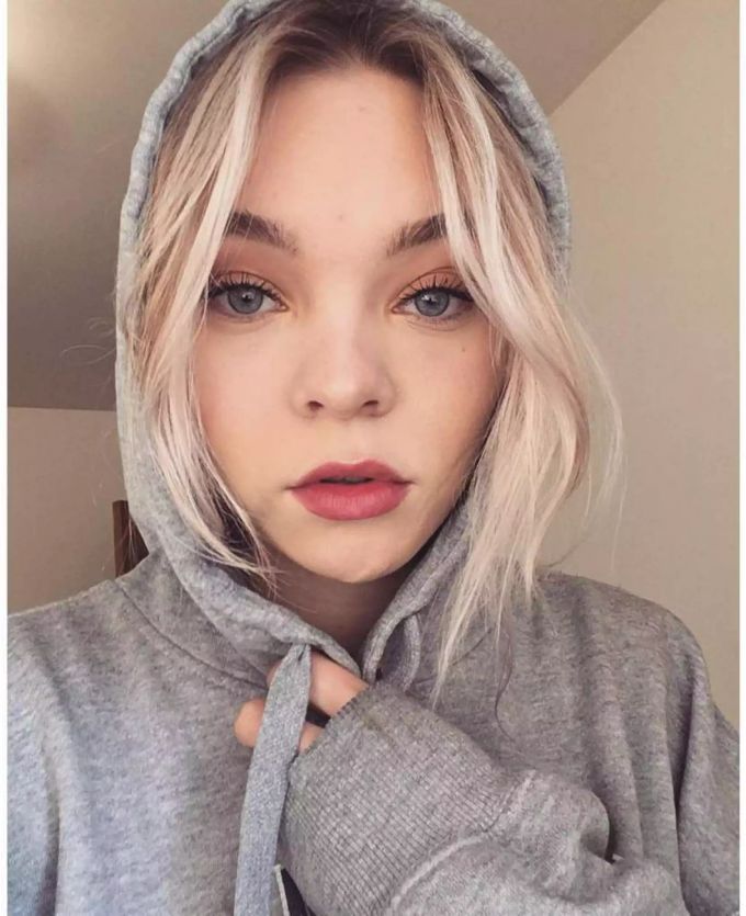 Taylor Hickson verklagt Hollywood Firma Nau.ch