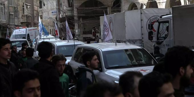 Die 13 Lastwagen seien am Freitag in dem Ort Duma eingetroffen. Die 13 Lastwagen seien am Freitag in dem Ort Duma eingetroffen.
