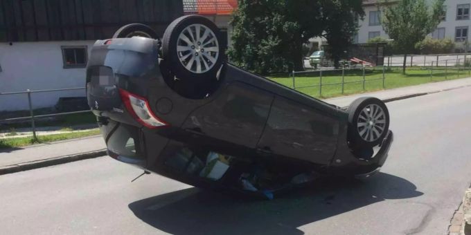 Das Auto überschlug sich beim Unfall. Das Auto überschlug sich beim Unfall.