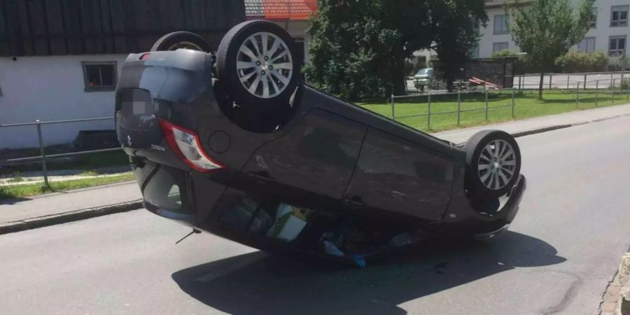 Das Auto überschlug sich beim Unfall.