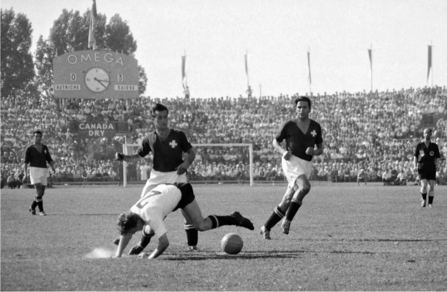 WM 1954: Trotz 3:0-Führung (siehe Anzeigetafel) verliert die Nati 5:7 gegen Österreich und scheidet im Viertelfinal aus.