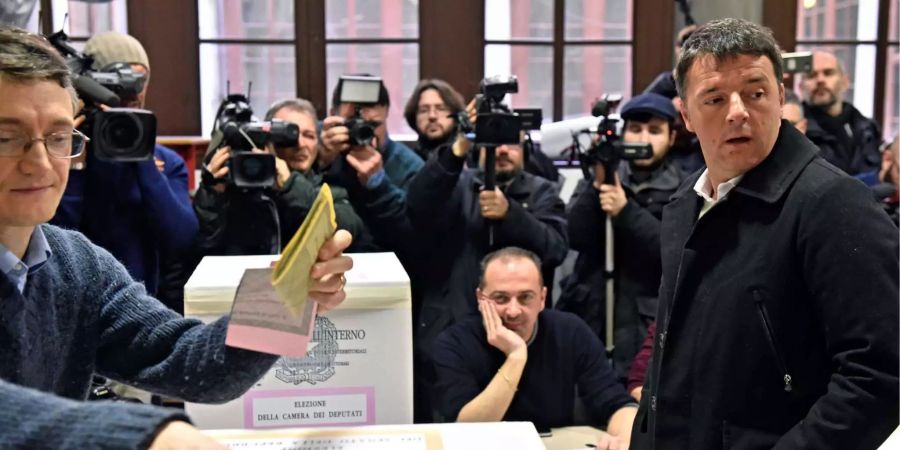 Matteo Renzi am Sonntag bei seiner Stimmabgabe in einem italienischen Wahllokal.