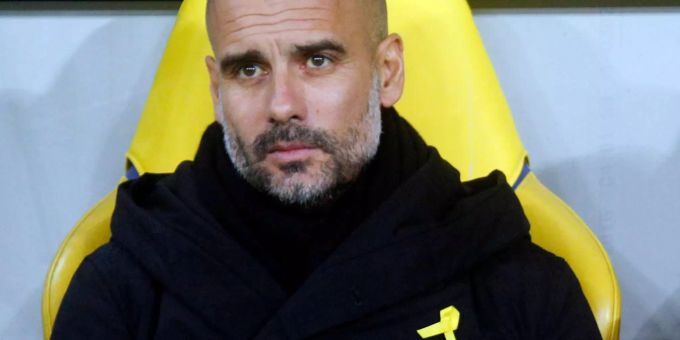 Pep Guardiola trägt seit Monaten eine gelbe Schleife aus Solidarität mit den inhaftierten katalanischen Politikern. Pep Guardiola trägt seit Monaten eine gelbe Schleife aus Solidarität mit den inhaftierten katalanischen Politikern.