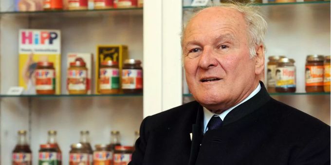 Der Unternehmer Claus Hipp sitzt in der Zentrale von Hipp vor einer Vitrine mit Produkten. Der Unternehmer Claus Hipp sitzt in der Zentrale von Hipp vor einer Vitrine mit Produkten.