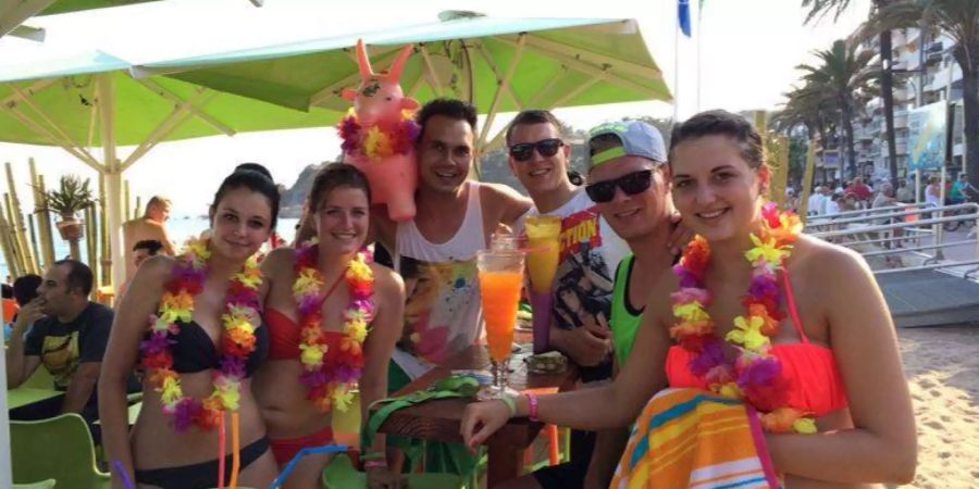 Hawaii-Ketten, Discos, Alkohol ohne Ende, aber kein Rauchen mehr: Lloret de Mar wird am Strand mit dem neuen Rauch-Verbot zur Party-Bremse.