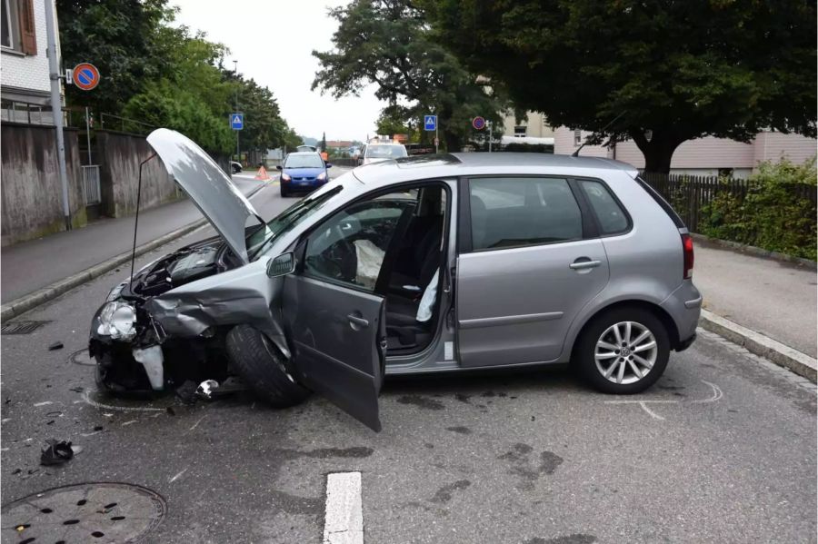Verunfalltes silbernes Auto mit Totalschaden vorne und an der Seite links - zvg Kantonspolizei St. Gallen