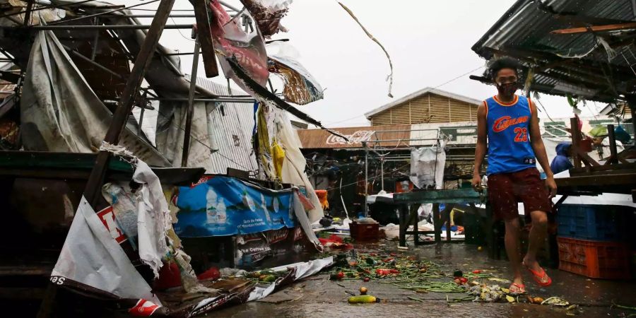 Ein Mann räumt einen philippinischen Markt nach dem starken Taifun «Mangkhut» auf.