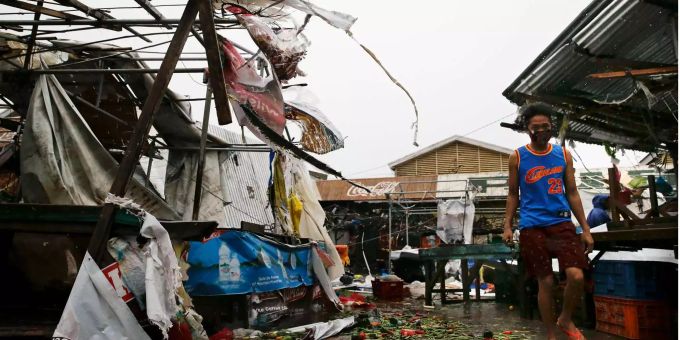 Ein Mann geht auf den Philippinen auf einem Markt an zerstörten Ständen vorbei, nachdem der Taifun «Mangkhut» wütete. philippinen