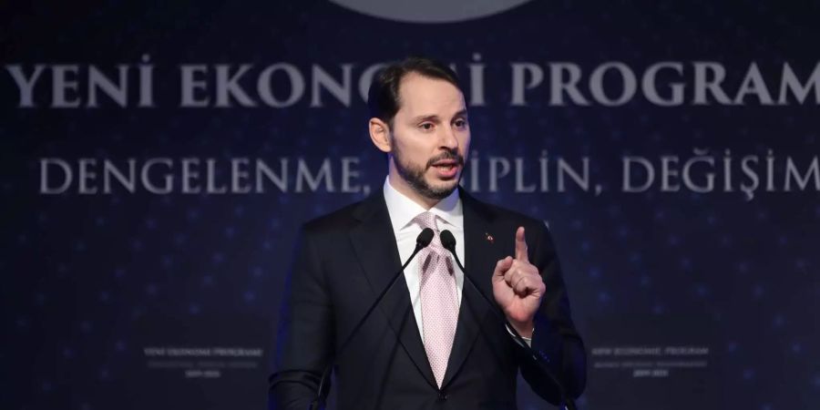 Der türkische Finanzminister Berat Albayrak hält eine Rede und hebt fordernd den Zeigefinger.