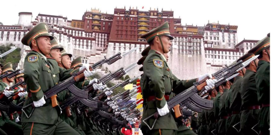 2005 paradieren chinesische Soldaten vor dem Potala Palast, dem ehemaligen Wohnsitz des Dalai Lama in Tibets Hauptstadt Lhasa.