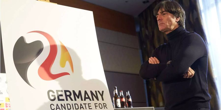 Bundestrainer Joachim Löw geht nach einer Pressekonferenz zum Qualifikationsspiel gegen Aserbaidschan am offiziellen Logo zur Bewerbung um die Ausrichtung der UEFA EURO 2024 vorbei.