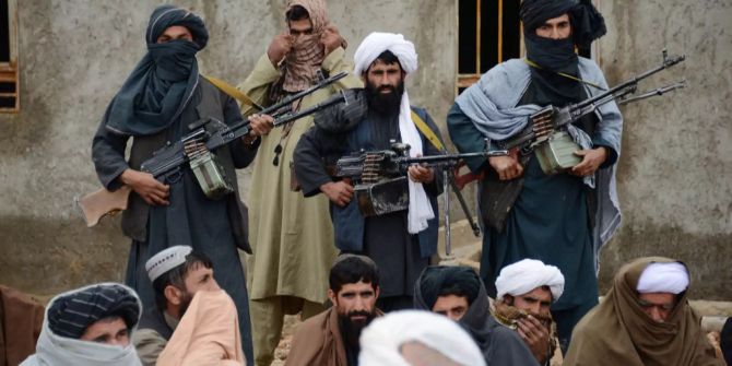 Afghanische Taliban-Kämpfer hören Mullah Mohammed Rasool zu, einem neu gewählten Führer einer Splittergruppe.