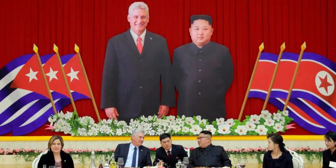 Nordkoreas Staatschef Kim Jong Un (r.) empfängt den kubanischen Präsidenten Miguel Diaz-Canel.