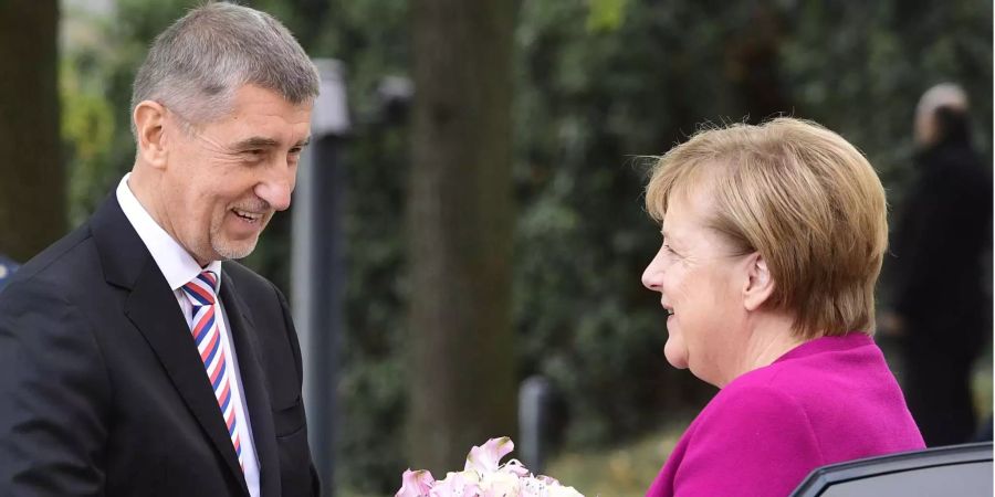 Andrej Babis, Ministerpräsident von Tschechien, begrüsst die Bundeskanzlerin Angela Merkel.