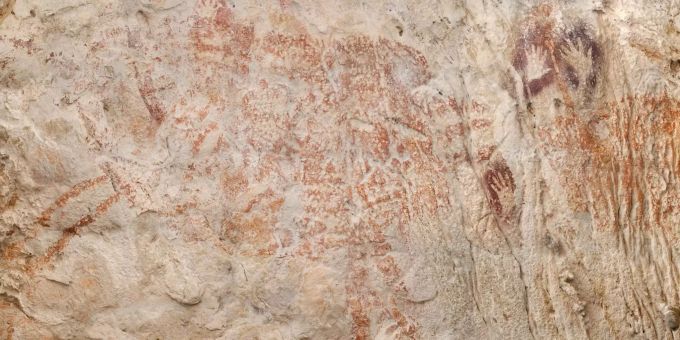 Ist es das Bild eines Rindes? Verschiedene Zeichnungen auf Stein aus einer Höhle auf Borneo.