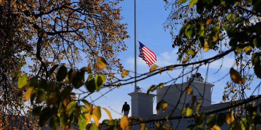 Die US-Flagge des Weissen Hauses wird auf halbmast gesetzt.