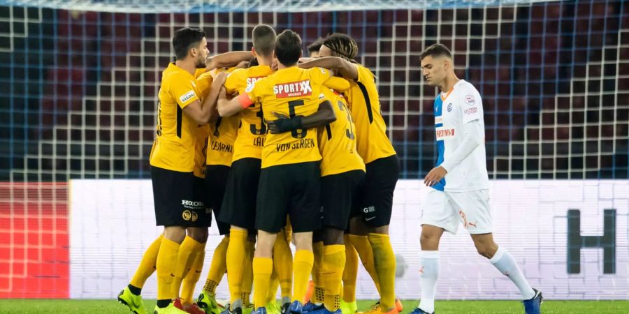 Die Berner jubeln nach dem 1:0 Tor im Fussball Meisterschaftsspiel der Super League zwischen dem Grasshopper Club Zürich und den BSC Young Boys.