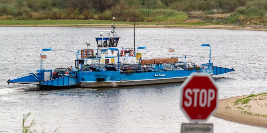 Die Elbfähre "Amt Neuhaus" befördert Menschen und Fahrzeuge über die Elbe.