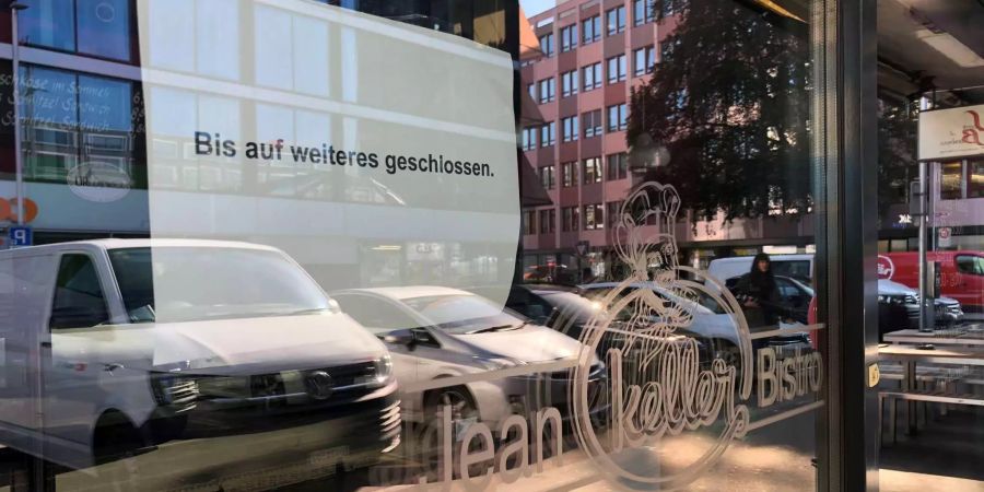 «Bis auf weiteres geschlossen» steht auf einem Papier an der Tür der Bäckerei Keller in Altstetten ZH.