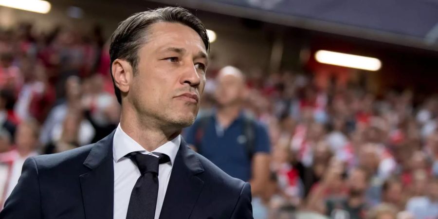 Fussball-Trainer Niko Kovac von Bayern München schaut nach rechts.