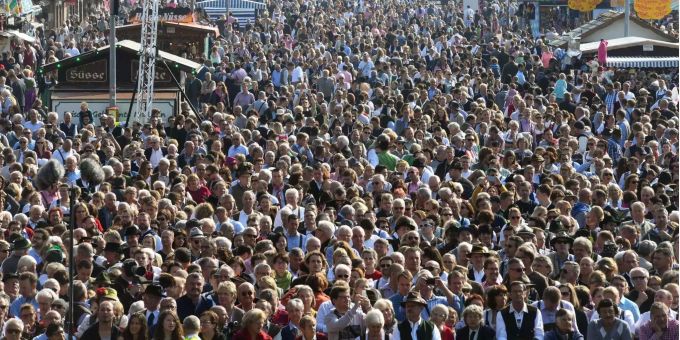 Menschenmassen drängen zu Beginn des Oktoberfest 2017 über die Strassen des Festgeländes.