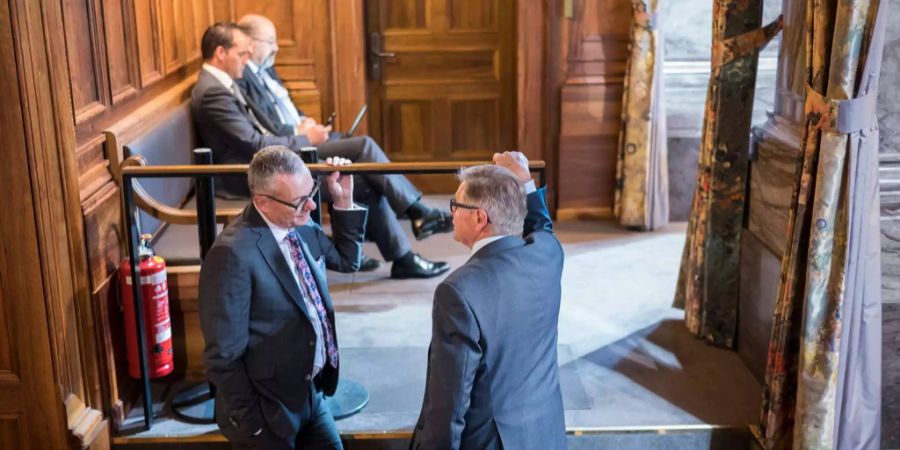 Ruedi Noser (FDP, l.) diskutiert mit Isidor Baumann (CVP) an der Herbstsession der Eidgenössischen Räte im Bundeshaus in Bern.