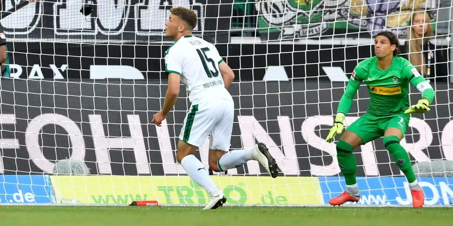 Yann Sommer und Gladbach-Teamkollege Louis Beyer schauen dem Ball nach.