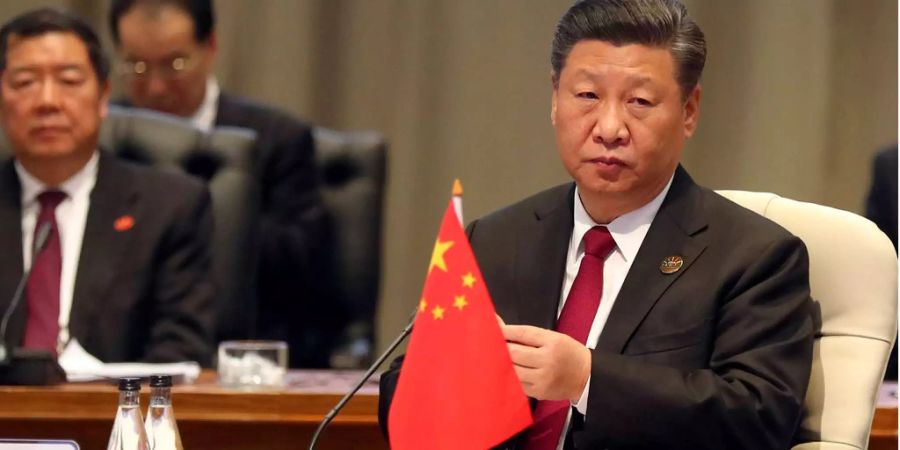 Der chinesische Präsident Xi Jinping sitzt im ersten Treffen beim BRICS-Gipfel in Johannesburg (ZAF).