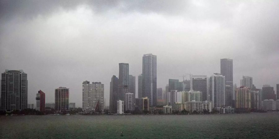 Dunkle Wolken ziehen über die Skyline von Miami während Tropensturm «Gordon» über den Süden von Florida zieht.