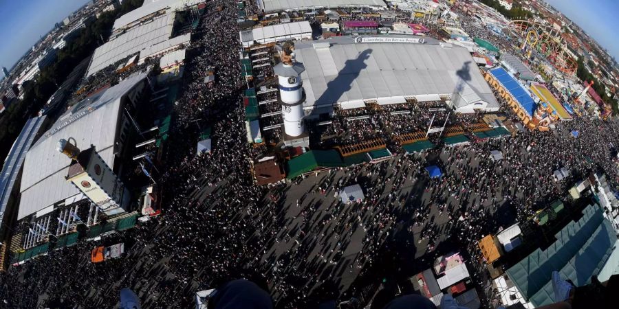 Blick über das Oktoberfest in München vom Fahrgeschäft «Power Tower» aus.