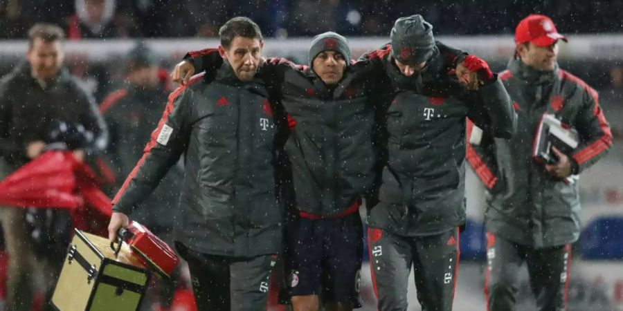 FC Bayern Münches Thiago wird verletzt vom Platz getragen.