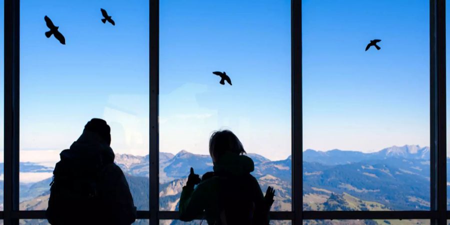 Zwei Touristen schauen sich die Aussicht auf den Brienzer Rothorn im Hotel Rothon Kulm.