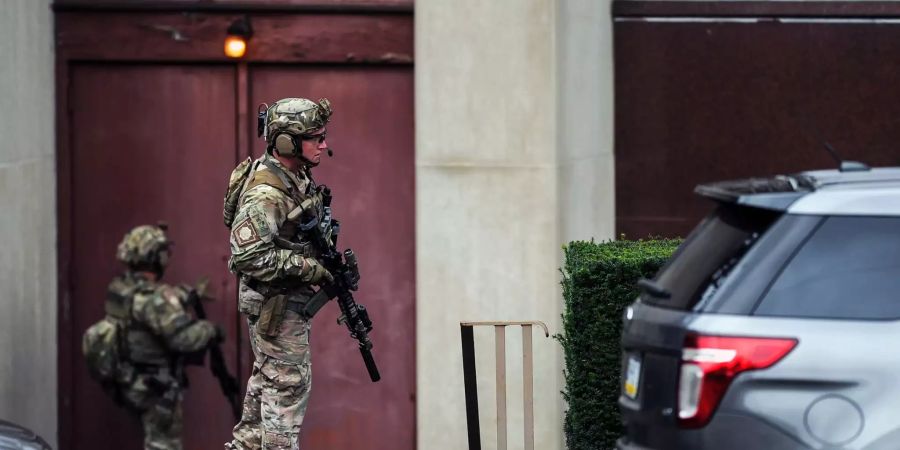 Polizisten sichern eine Synagoge in Pittsburgh, in der Schüsse gefallen sind, ab.