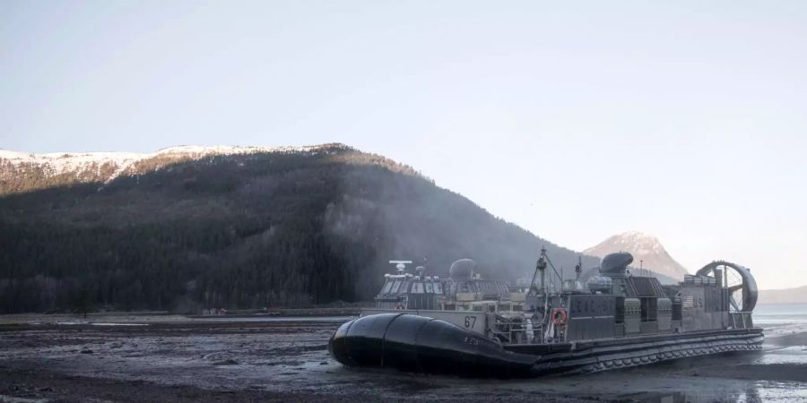 Ein Amphibienfahrzeug der Norwegischen Streitkräfte steht am Ufer.