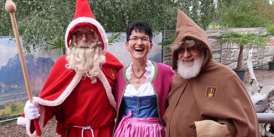 Karin Diefenbacher, Präsidentin der St. Nikolaus-Gesellschaft der Stadt Zürich zusammen mit dem Samichlaus und Schmutzli.