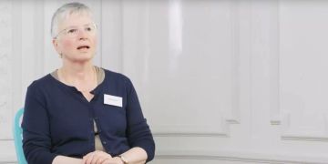 Heidi Simoni spricht.