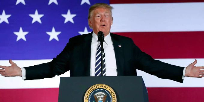 Donald Trump ist stolz auf seine Taten und dankt sich selbst an Thanksgiving. Donald Trump ist stolz auf seine Taten und dankt sich selbst an Thanksgiving.