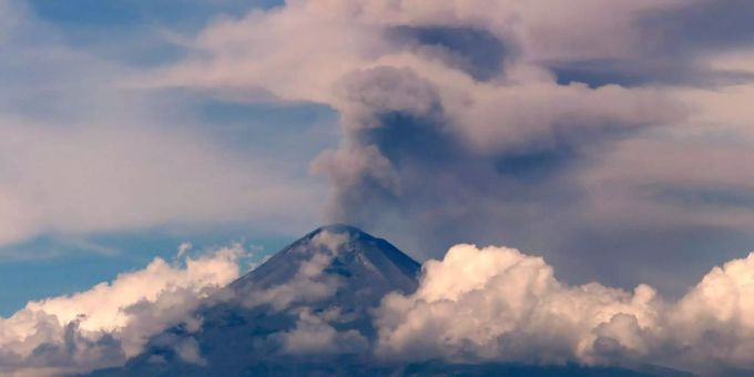 Eine Wolke aus Asche und Dampf steigt aus dem Vulkan Popocatépetl. Eine Wolke aus Asche und Dampf steigt aus dem Vulkan Popocatépetl.