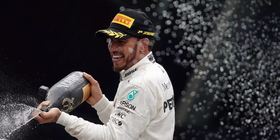 Lewis Hamilton feiert den Sieg des Grossen Preis von Brasilien.