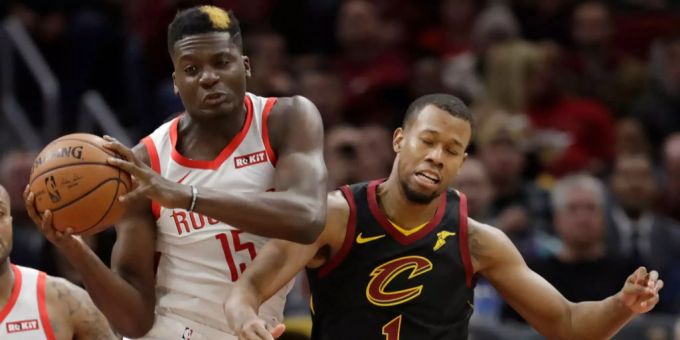 Clint Capela verteidigt den Ball gegen Cleveland. Clint Capela verteidigt den Ball gegen Cleveland.