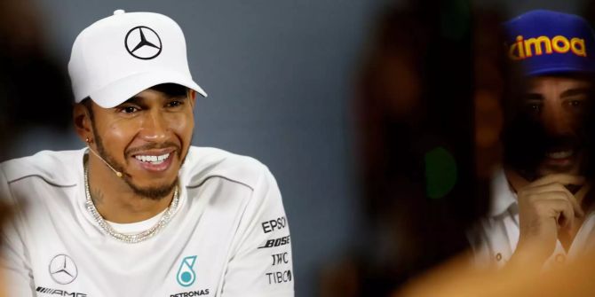 Lewis Hamilton gibt eine Pressekonferenz.