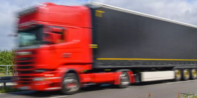 Der LKW wurde mitsamt Fahrer entführt. Ein LKW fährt auf der Bundesstrasse 87 zwischen Frankfurt (Oder) und Müllrose.