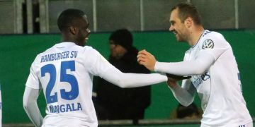 Der Hamburger Pierre-Michel Lasogga (r) freut sich nach dem 2:0 mit Orel Mangala.