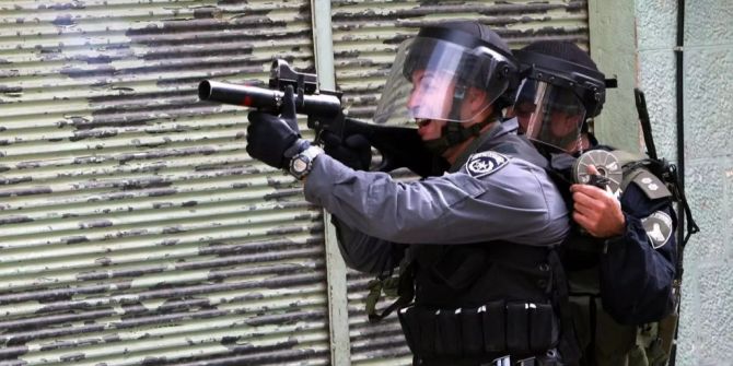 Ein israelischer Polizist feuert einen Tränengaskanister in einen Protest in Hebron (ISR).