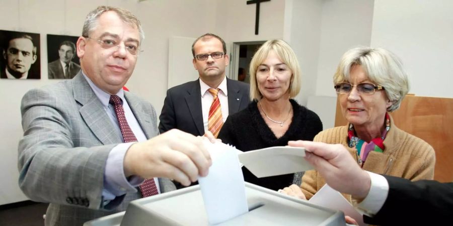 Die NRW-CDU-Mitglieder (v.l.n.r.), der EU-Abgeordnete Klaus-Heiner Lehne, Bernhard Herzog, Sabine Schmidt und Gisela Verse geben in Düsseldorf ihren Wahlzettel zur Mitgliederbefragung über einen neuen CDU-Landesvorsitzenden ab.