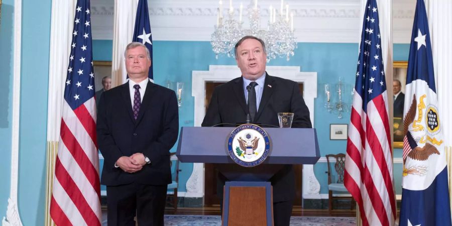 Mike Pompeo gibt in Washington am Rendnerpult die neue Aufgabe Stephen Bieguns (links) bekannt.