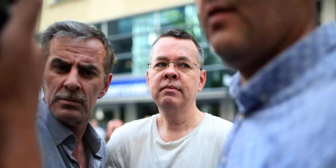 Andrew Craig Brunson, evangelischer US-Pastor, kommt an seinem Haus in Izmir an. Andrew Craig Brunson, evangelischer US-Pastor, kommt an seinem Haus in Izmir an.