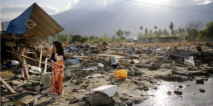 Eine Frau läuft über die Trümmer nach dem Erdbeben in Indonesien. Eine Frau läuft über die Trümmer nach dem Erdbeben in Indonesien.