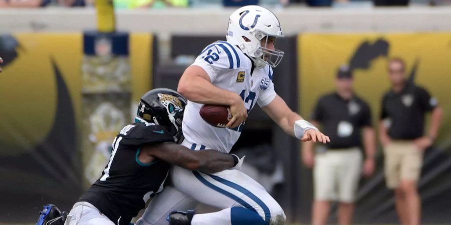 Der Lauf der Indianapolis Colts wird gegen die Jacksonville Jaguars auf brutale Weise gestoppt. Die Colts Offensive, die bisher im Schnitt 34,6 Punkte pro Spiel erzielt hat, bringt gegen die Jags keinen einzigen Punkt zustande. Ein Teil davon geht auf die Kappe von Coach Frank Reich. Zweimal verzichtet er auf Field-Goals und lässt den vierten Versuch ausspielen. Das geht gründlich in die Hose – die Colts verlieren 0:6. Bei einer Bilanz von 6-6 liegen die Playoffs weiterhin drin, doch den Divisionstitel können sie den Texans (9-3) kaum mehr streitig machen.